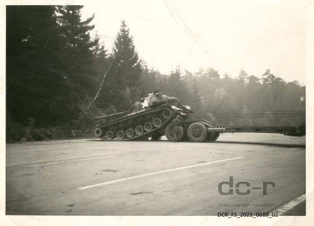 Schwarzweißfoto, Abladen eines Bergepanzers als Teil der Operation Big Lift ("dc-r" docu center ramstein RR-F)