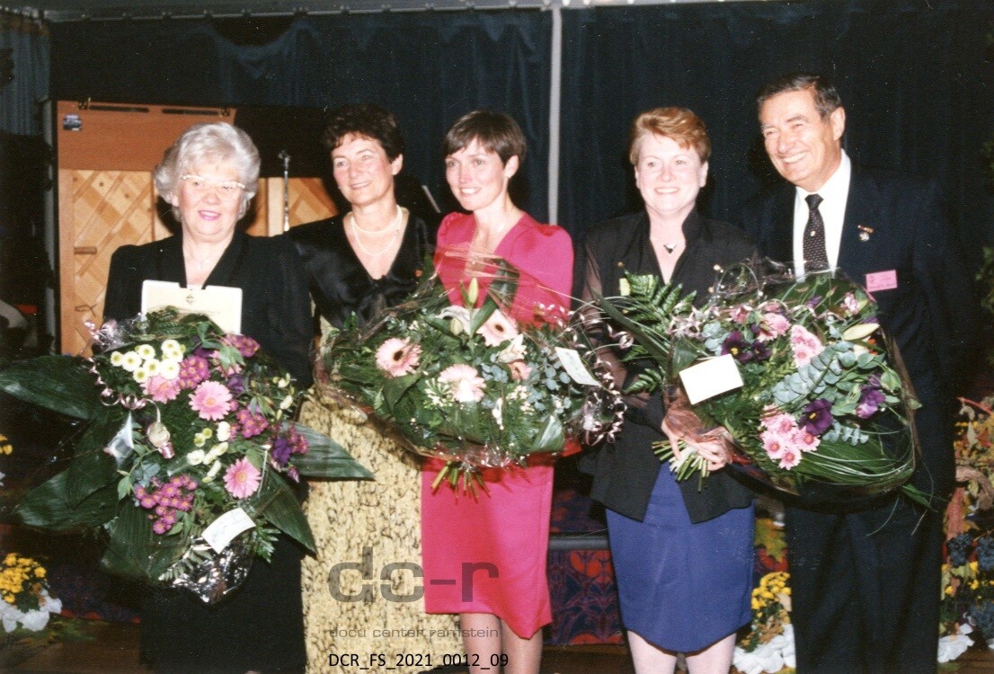 Farbfoto, Gruppenbild bei einer Ehrung des Deutsch-Amerikanischen Frauenclubs ("dc-r" docu center ramstein RR-F)