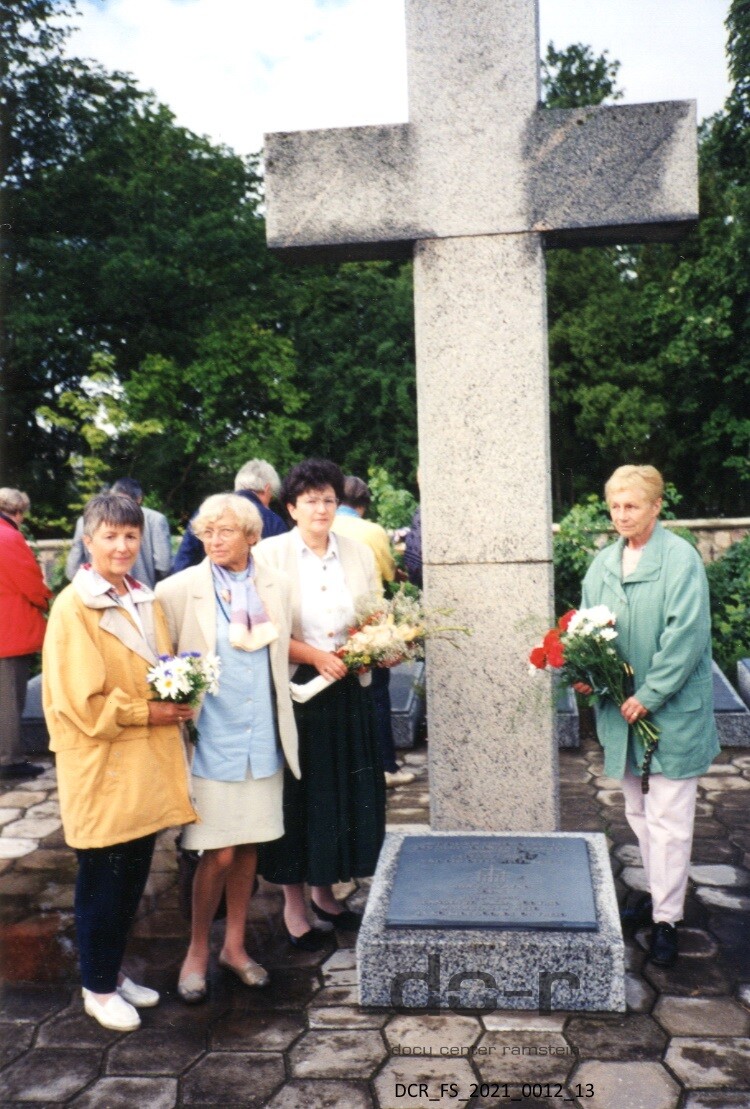 Farbfoto, Gruppenbild an einem Kreuz ("dc-r" docu center ramstein RR-F)