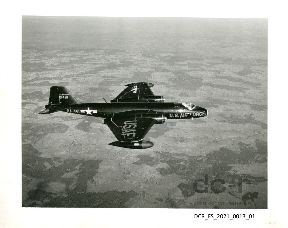 Schwarzweißfoto einer B-57 im Flug ("dc-r" docu center ramstein RR-F)
