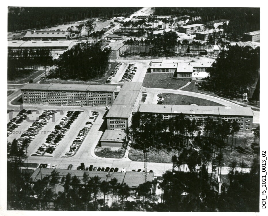 Schwarzweißfoto, Luftaufnahme des Hauptquartiers der 12. Luftflotte ("dc-r" docu center ramstein RR-F)
