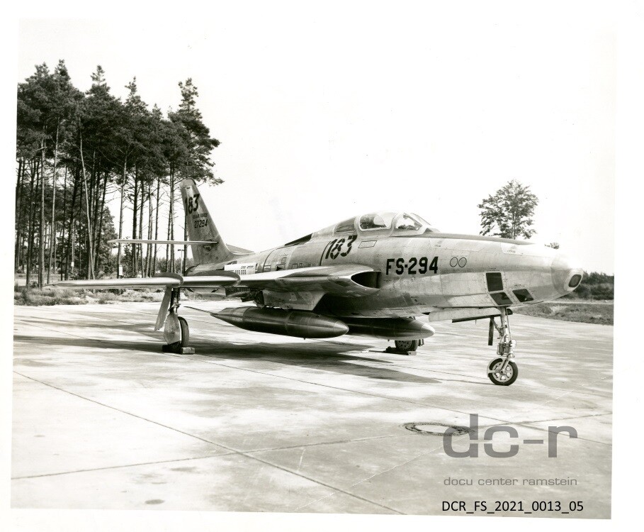Schwarzweißfoto einer Republic RF-84 Thunderflash ("dc-r" docu center ramstein RR-F)