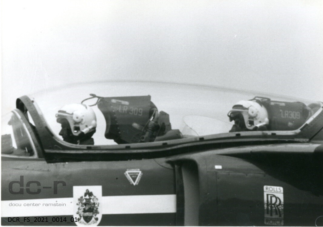 Schwarzweißfoto, Cockpit einer Folland Gnat mit Pilot und Copilot ("dc-r" docu center ramstein RR-F)