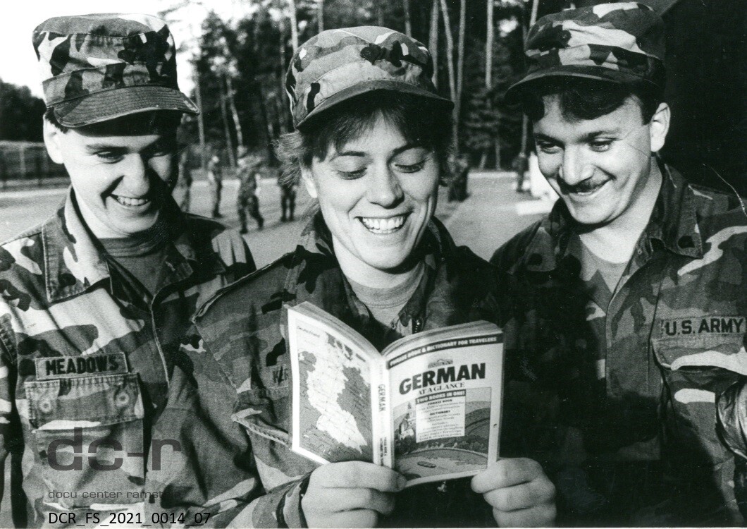 Schwarzweißfoto, Drei US-Soldaten lernen Deutsch ("dc-r" docu center ramstein RR-F)