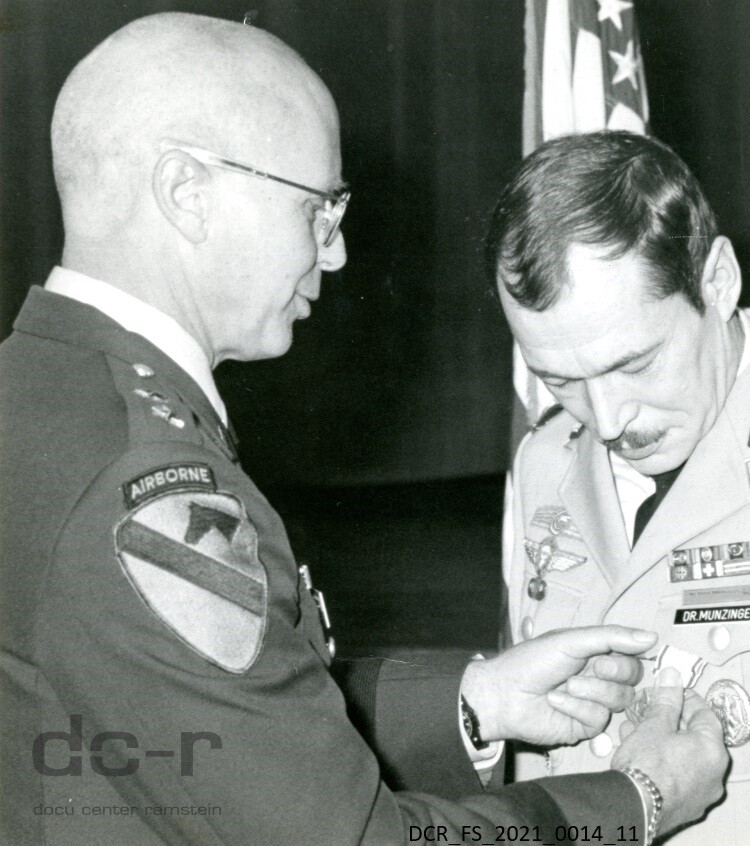 Schwarzweißfoto, Ordensverleihung an einen deutschen Offizier durch einen US General ("dc-r" docu center ramstein RR-F)