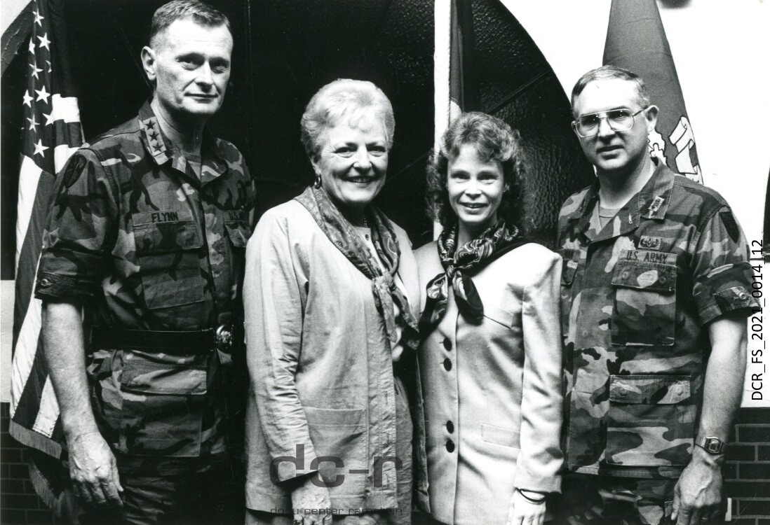Schwarzweißfoto, Zwei Soldaten der US Army mit ihren Ehefrauen ("dc-r" docu center ramstein RR-F)