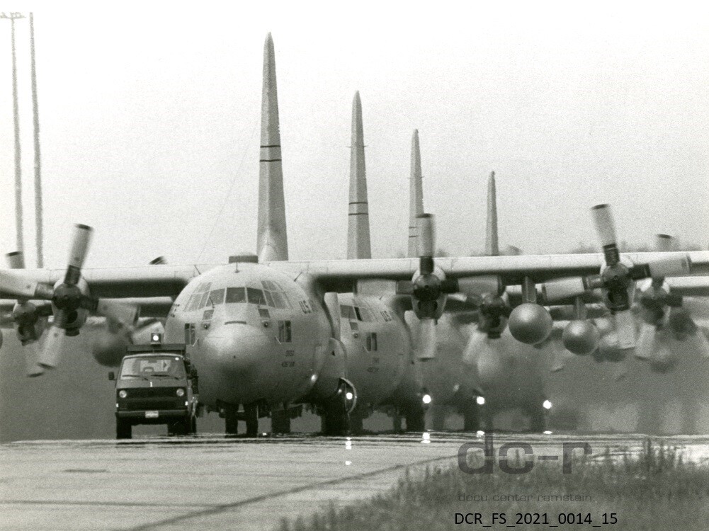 Schwarzweißfoto, Vier Lockheed C-130 Hercules Flugzeuge auf dem Rollfeld ("dc-r" docu center ramstein RR-F)