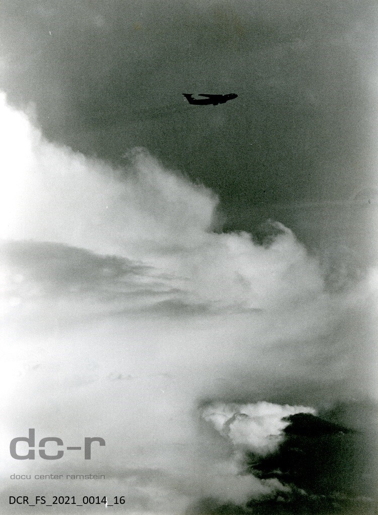 Schwarzweißfoto einer Lockheed C-141 Starlifter im Flug ("dc-r" docu center ramstein RR-F)