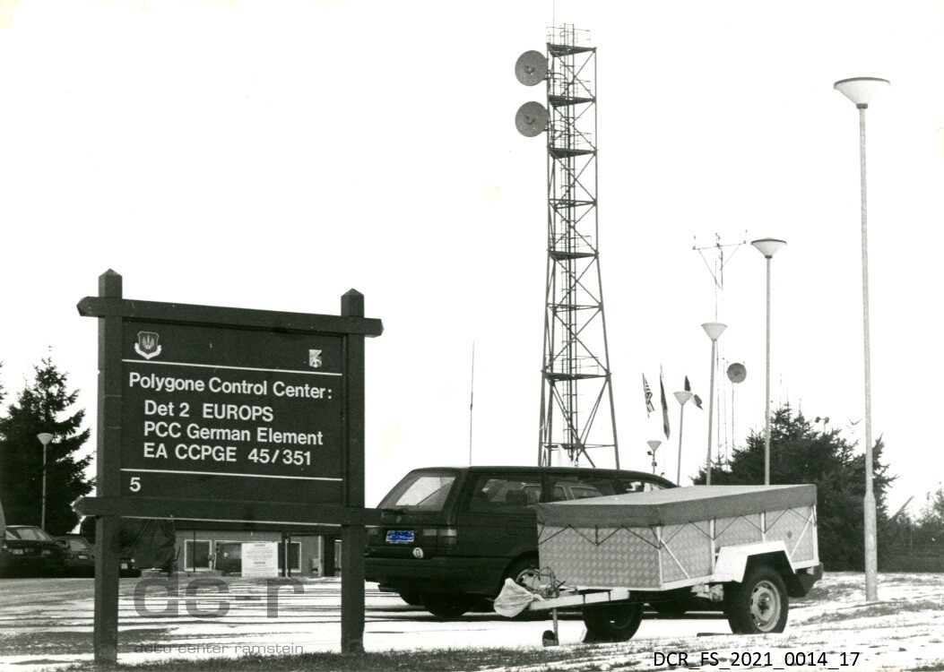 Schwarzweißfoto, Schild der deutschen Sektion des Polygone Control Centers nahe Bann ("dc-r" docu center ramstein RR-F)