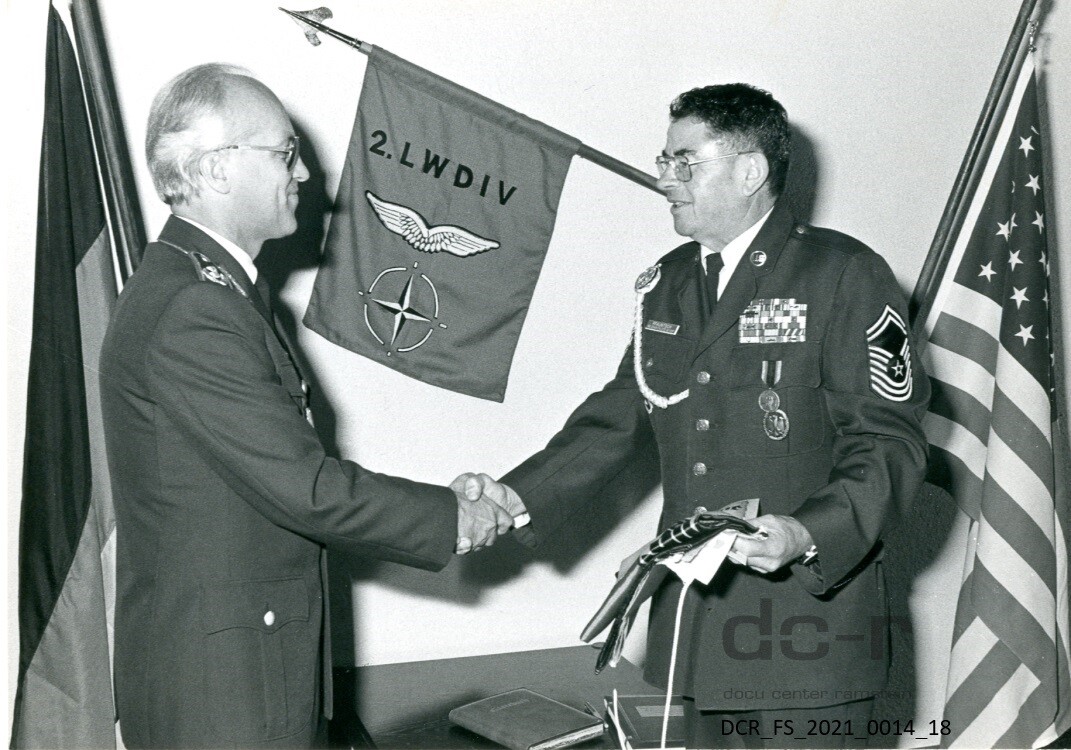 Schwarzweißfoto, Der Kommandeur der Zweiten US Luftwaffendivision bei einer Ehrung ("dc-r" docu center ramstein RR-F)