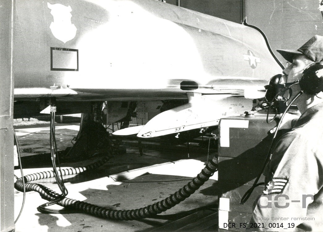 Schwarzweißfoto, McDonnel Douglas F-4E Phantom II im "Hush House" ("dc-r" docu center ramstein RR-F)