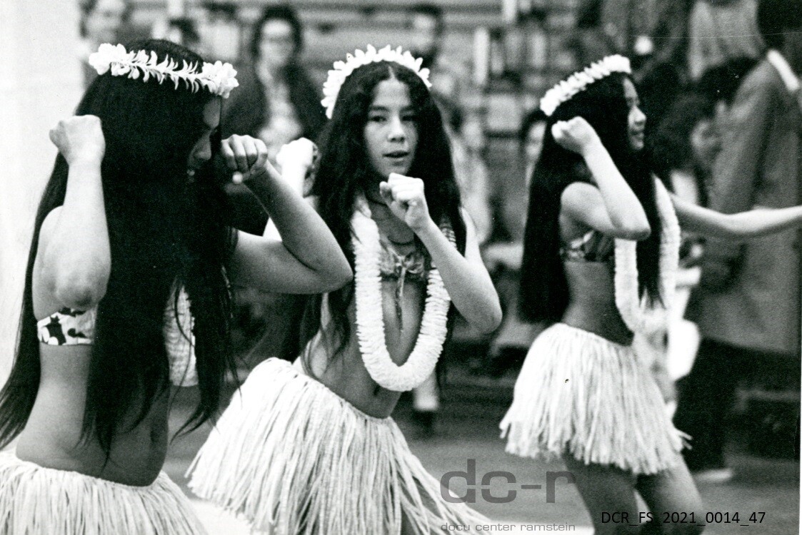 Schwarzweißfoto, Hawaiianische Tänzerinnen ("dc-r" docu center ramstein RR-F)