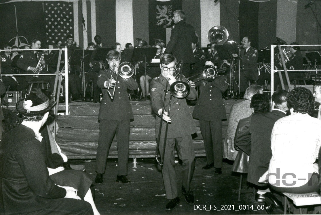 Schwarzweißfoto, Musiker einer US-amerikanischen Militärband beim Auftritt ("dc-r" docu center ramstein RR-F)