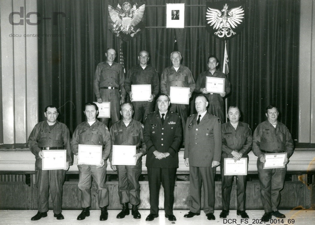 Schwarzweißfoto, Gruppenfoto aus dem US-Army Depot in Miesau ("dc-r" docu center ramstein RR-F)