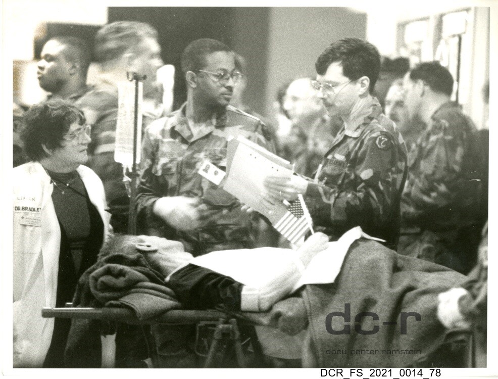 Schwarzweißfoto, Verwundeter im US-amerikanischen Krankenhaus ("dc-r" docu center ramstein RR-F)