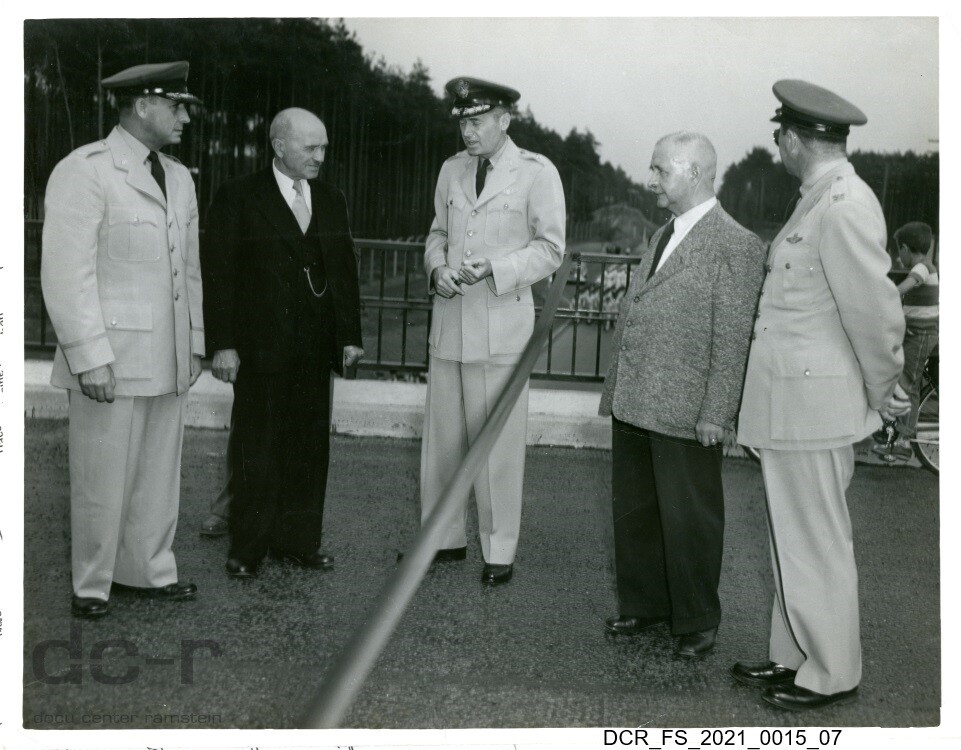 Schwarzweißfoto, Treffen der Bürgermeister Layes und Schlichting mit US-amerikanischen Offizieren ("dc-r" docu center ramstein RR-F)