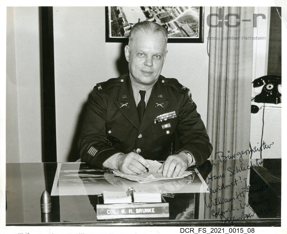 Schwarzweißfoto, Portraitaufnahme von Colonel William H. Brunke ("dc-r" docu center ramstein RR-F)