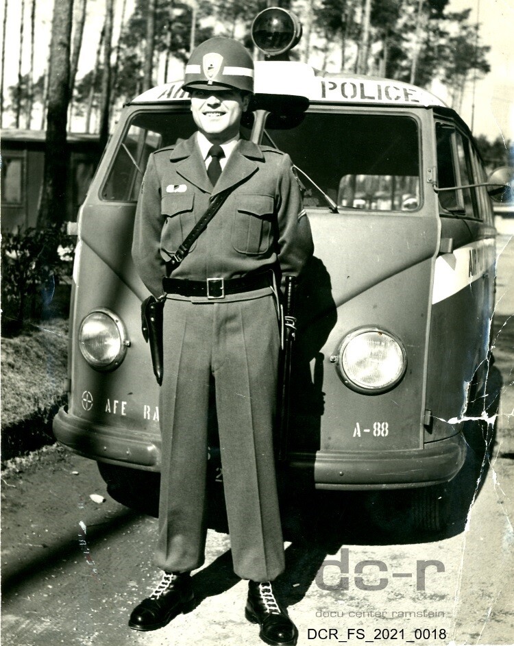 Schwarzweißfoto, Air Policeman vor dem VW Bus der Air Police ("dc-r" docu center ramstein RR-F)