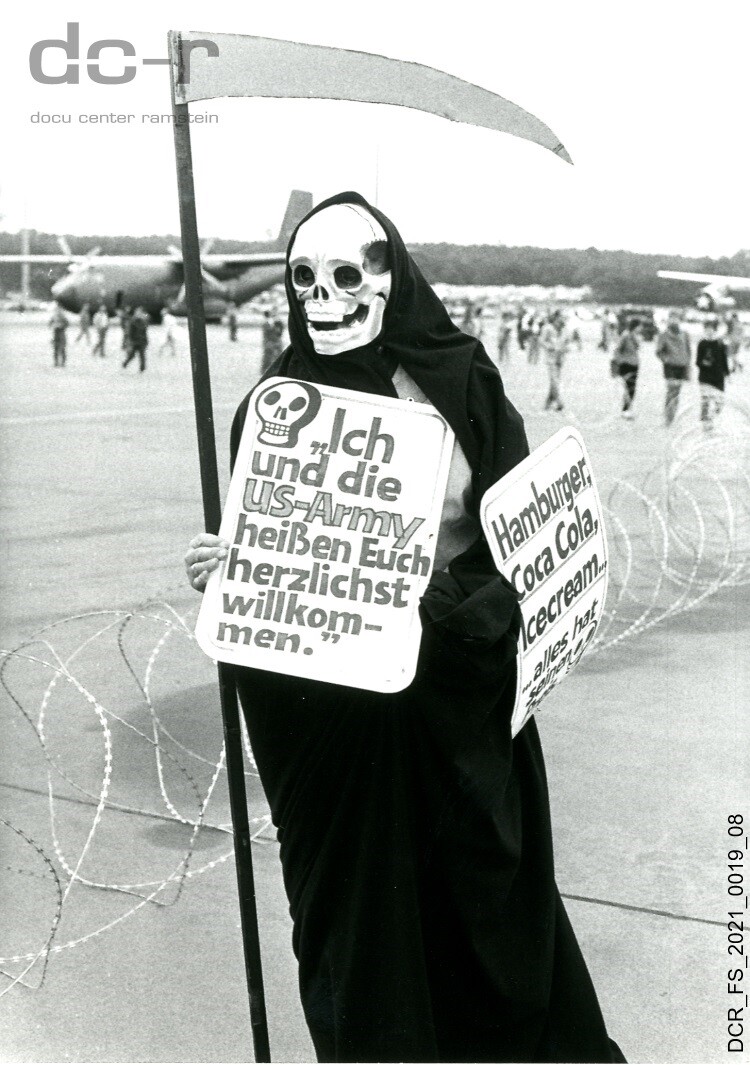 Schwarzweißfoto, Friedensdemo auf dem Flugtag ("dc-r" docu center ramstein RR-F)