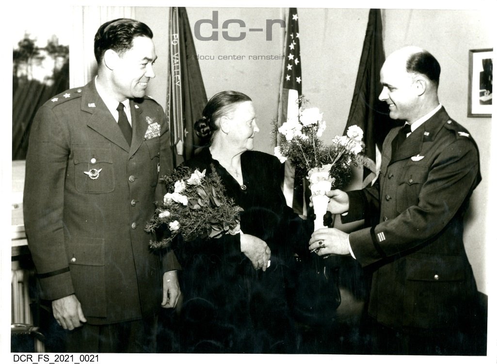 Schwarzweißfoto, Muttertag auf der Air Base Ramstein 1954 ("dc-r" docu center ramstein RR-F)