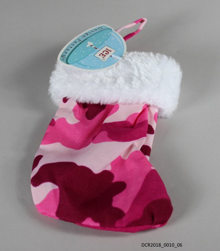 Weihnachtsstrumpf, Christmas Stocking, Woodland Camouflage in Pink ("dc-r" docu center ramstein CC BY-NC-SA)