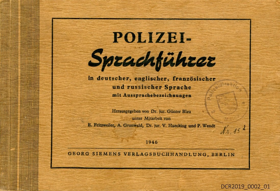 Buch, Polizei-Sprachführer in deutscher, englischer, französischer und russicher Sprache mit Aussprachebezeichnungen ("dc-r" docu center ramstein CC BY-NC-SA)
