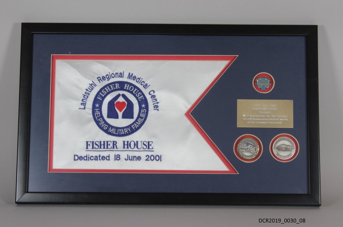 Fahne und Erinnerungsmedaillien, gerahmt, Fisher House für Klaus Layes ("dc-r" docu center ramstein CC BY-NC-SA)