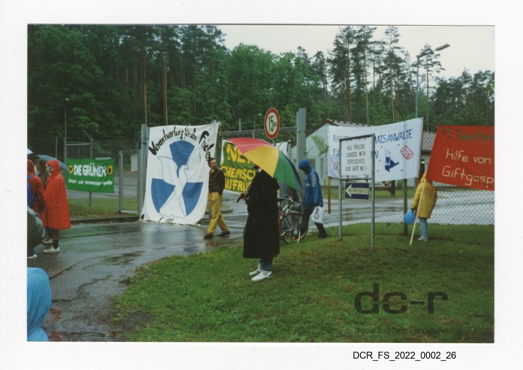 Farbfoto, Friedensdemonstration gegen Chemiewaffen ("dc-r" docu center ramstein RR-F)