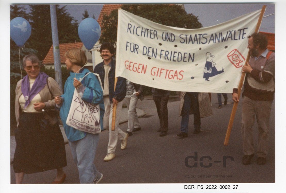 Farbfoto, Friedensdemonstration gegen Chemiewaffen ("dc-r" docu center ramstein RR-F)