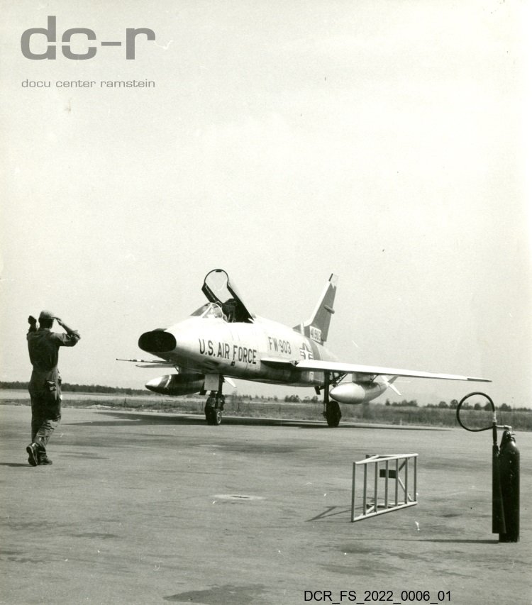Schwarzweißfoto, Einweisen einer F-86F ("dc-r" docu center ramstein RR-F)