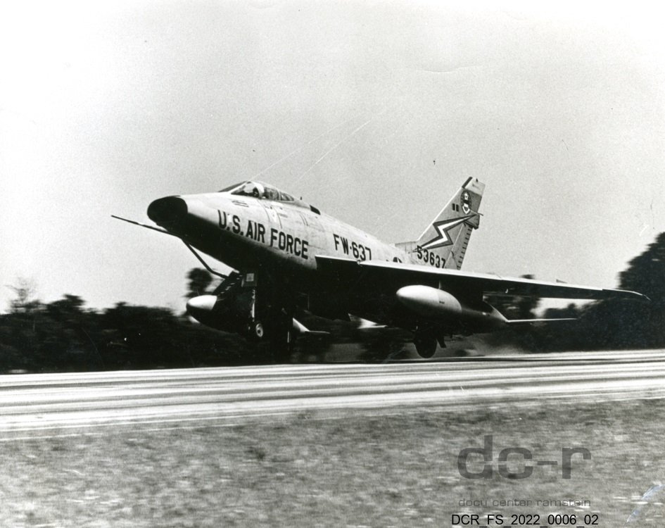 Schwarzweißfoto, F-86 beim Start ("dc-r" docu center ramstein RR-F)