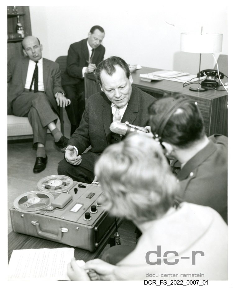 Schwarzweißfoto, Willy Brandt mit Mitarbeitern des AFN Kaiserslautern ("dc-r" docu center ramstein RR-F)