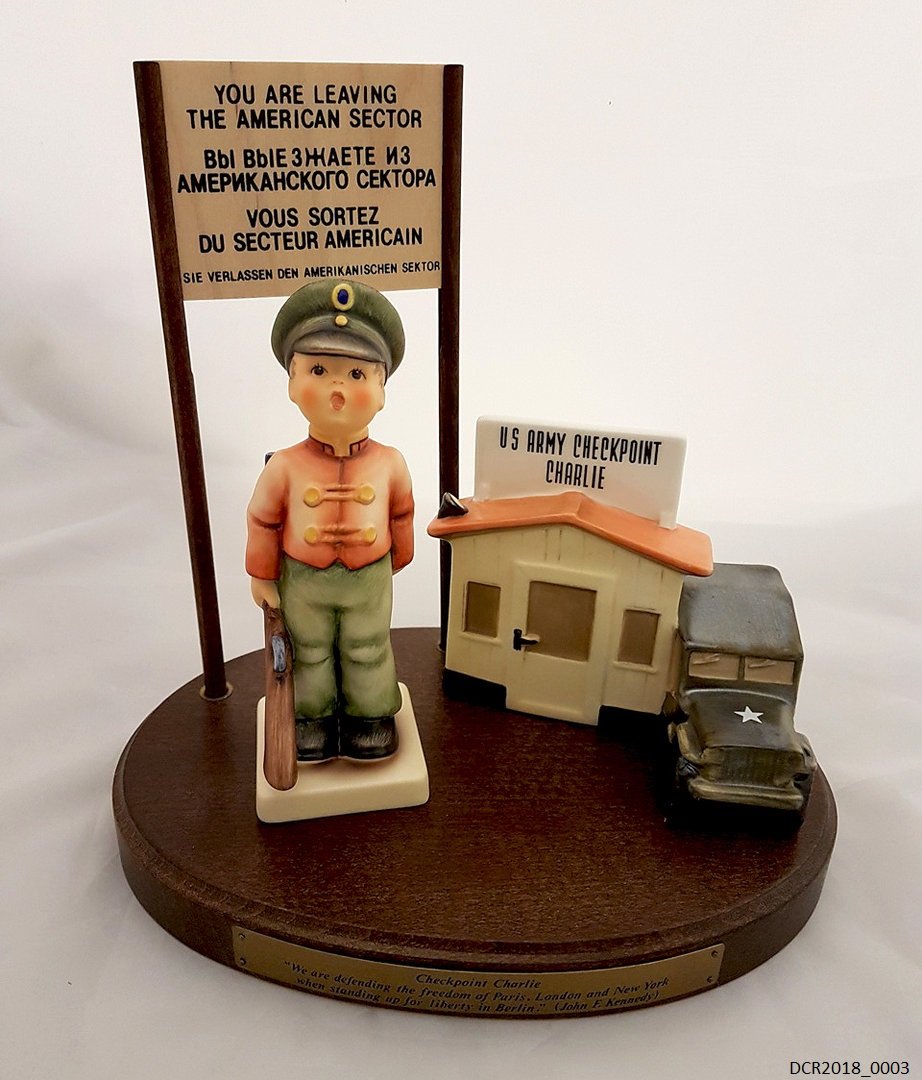 M.I. Hummel Set "Checkpoint Charlie" ("dc-r" docu center ramstein RR-F)