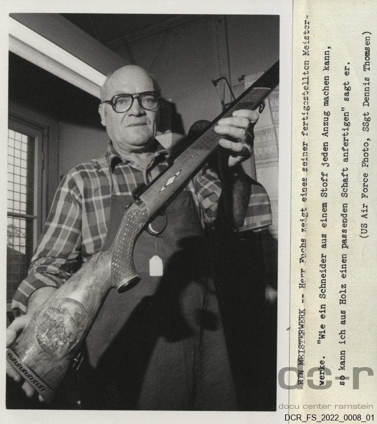 Schwarzweißfoto, Portraitaufnahme von Josef Fuchs mit einem selbst geschnitzten Gewehrkolben ("dc-r" docu center ramstein RR-F)