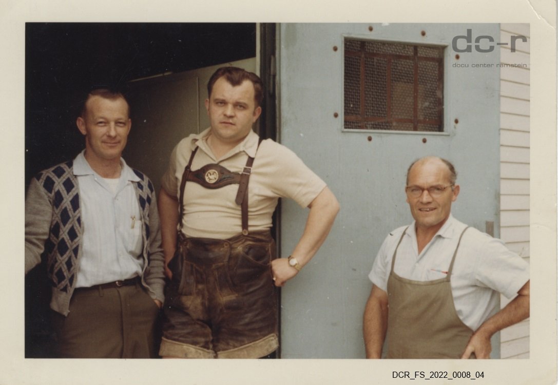 Farbfoto, Josef Fuchs mit zwei weiteren Männernf ("dc-r" docu center ramstein RR-F)