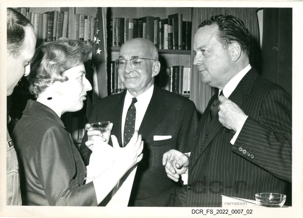 Schwarzweißfoto, Der US-amerikanische Botschafter McGhee mit Konsul Backer und der Journalistin Helga Dörner ("dc-r" docu center ramstein RR-F)