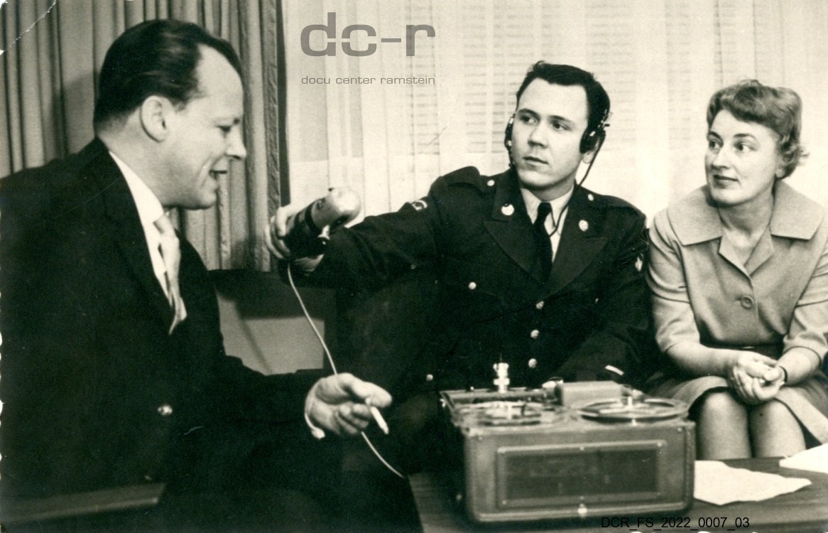 Schwarzweißfoto, Willy Brandt mit Mitarbeitern des AFN ("dc-r" docu center ramstein RR-F)