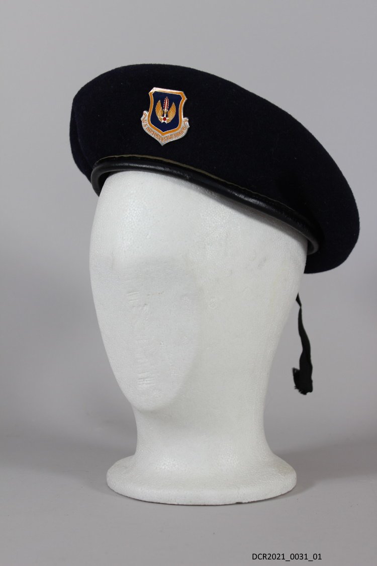 Kopfbedeckung, dunkelblaues Barett der Security Police ("dc-r" docu center ramstein CC BY-NC-SA)