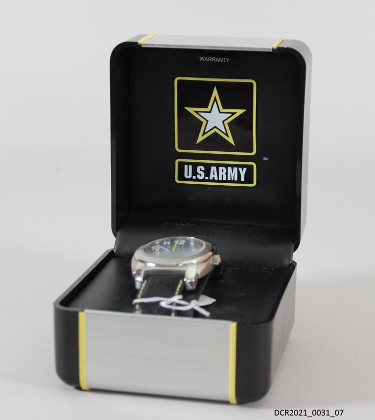 Armbanduhr mit US Army Logo in Originalpräsentierschatulle ("dc-r" docu center ramstein CC BY-NC-SA)