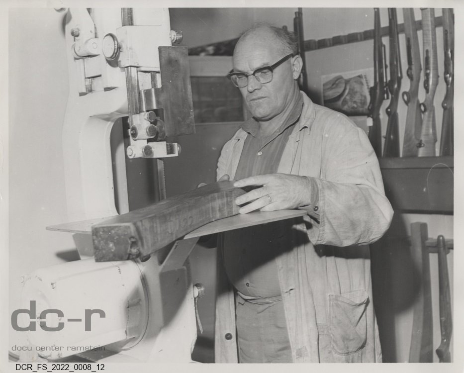Schwarzweißfoto, Portraitaufnahme von Josef Fuchs mit einem Holzrohling ("dc-r" docu center ramstein RR-F)