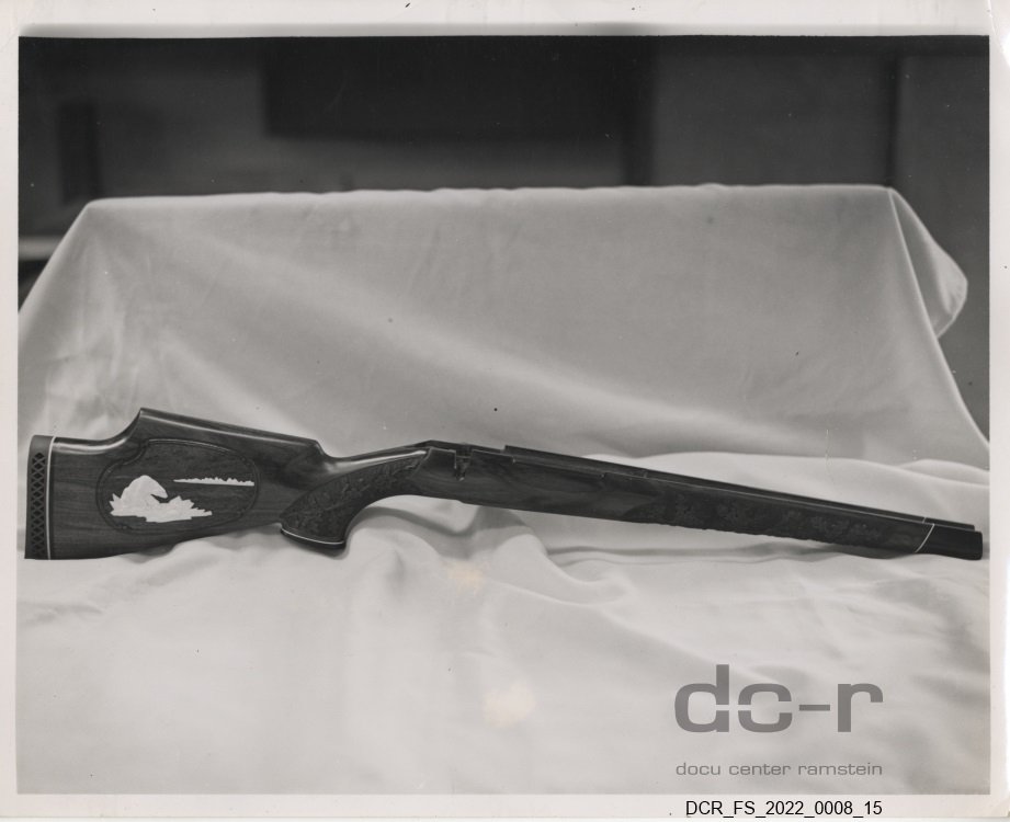 Schwarzweißfoto, Jagdwehr mit geschnitztem Gewehrkolben ("dc-r" docu center ramstein RR-F)