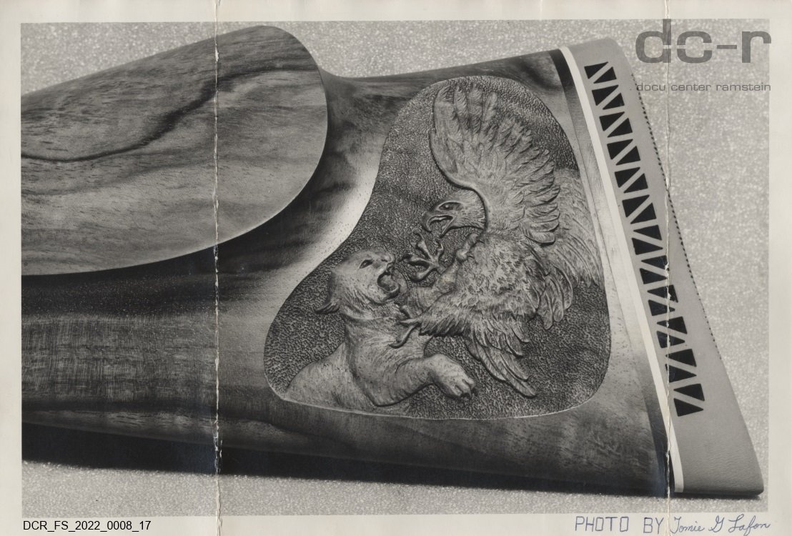 Schwarzweißfoto, Detailaufnahme der Kunstschnitzerei an einem Gewehrkolben ("dc-r" docu center ramstein RR-F)