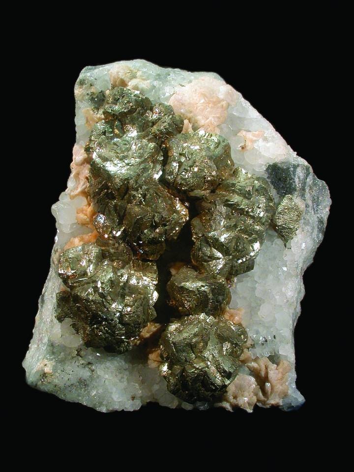 Pyrit auf Quarz (Naturhistorisches Museum Mainz / Landessammlung für Naturkunde Rheinland-Pfalz CC BY-NC-SA)