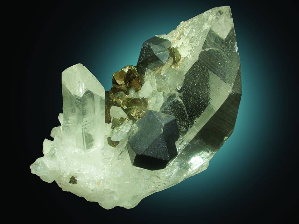 Quarz (Bergkristall) mit Bleiglanz und Kupferkies (Naturhistorisches Museum Mainz / Landessammlung für Naturkunde Rheinland-Pfalz CC BY-NC-SA)