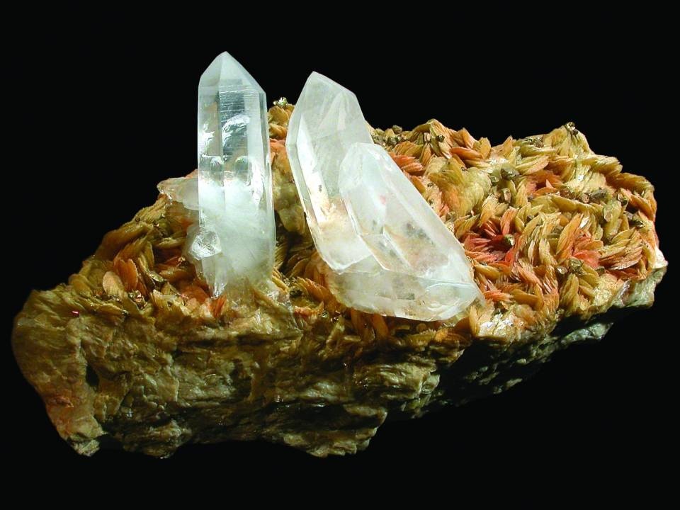 Quarz (Bergkristall) auf Siderit mit Kupferkies (Naturhistorisches Museum Mainz / Landessammlung für Naturkunde Rheinland-Pfalz CC BY-NC-SA)