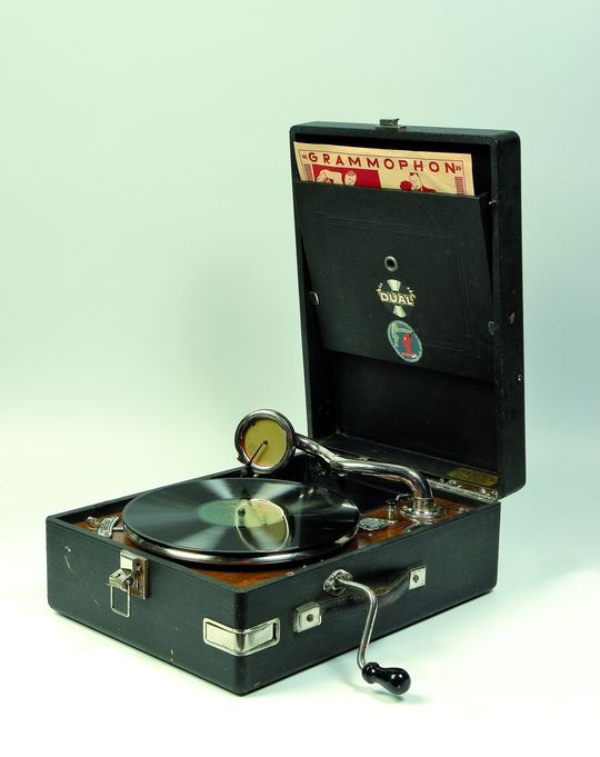 Tragbares Grammophon DUAL  (Theodor-Zink-Museum Kaiserslautern CC BY-NC-SA)