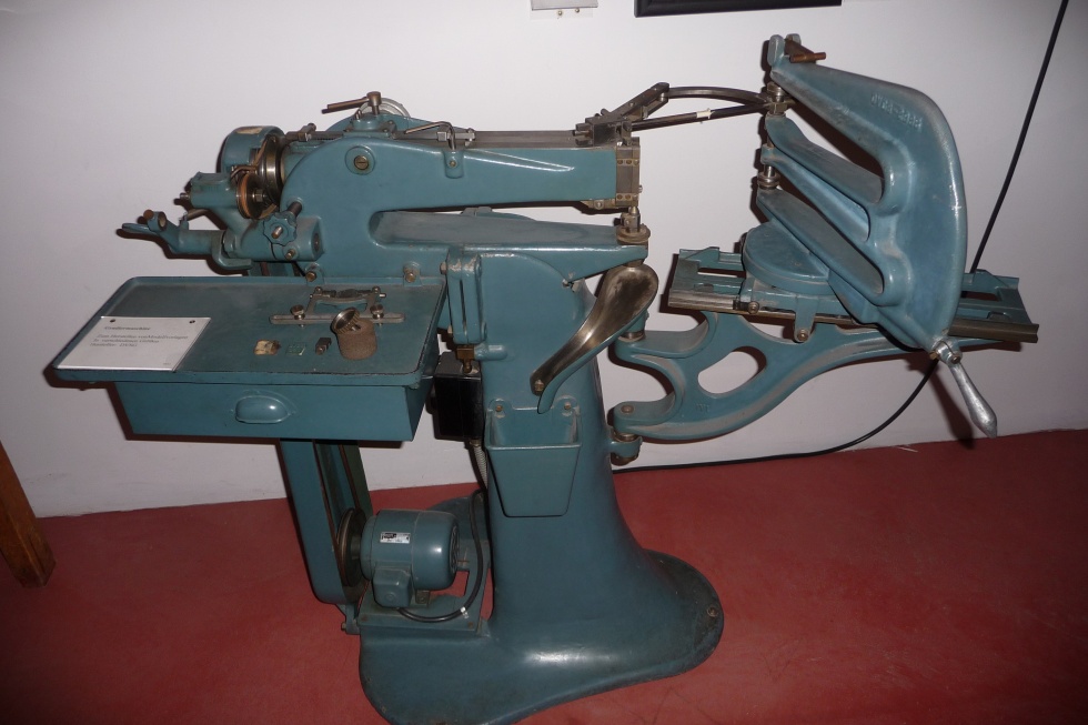 Gradiermaschine (Deutsches Schuhmuseum Hauenstein CC BY-NC-SA)