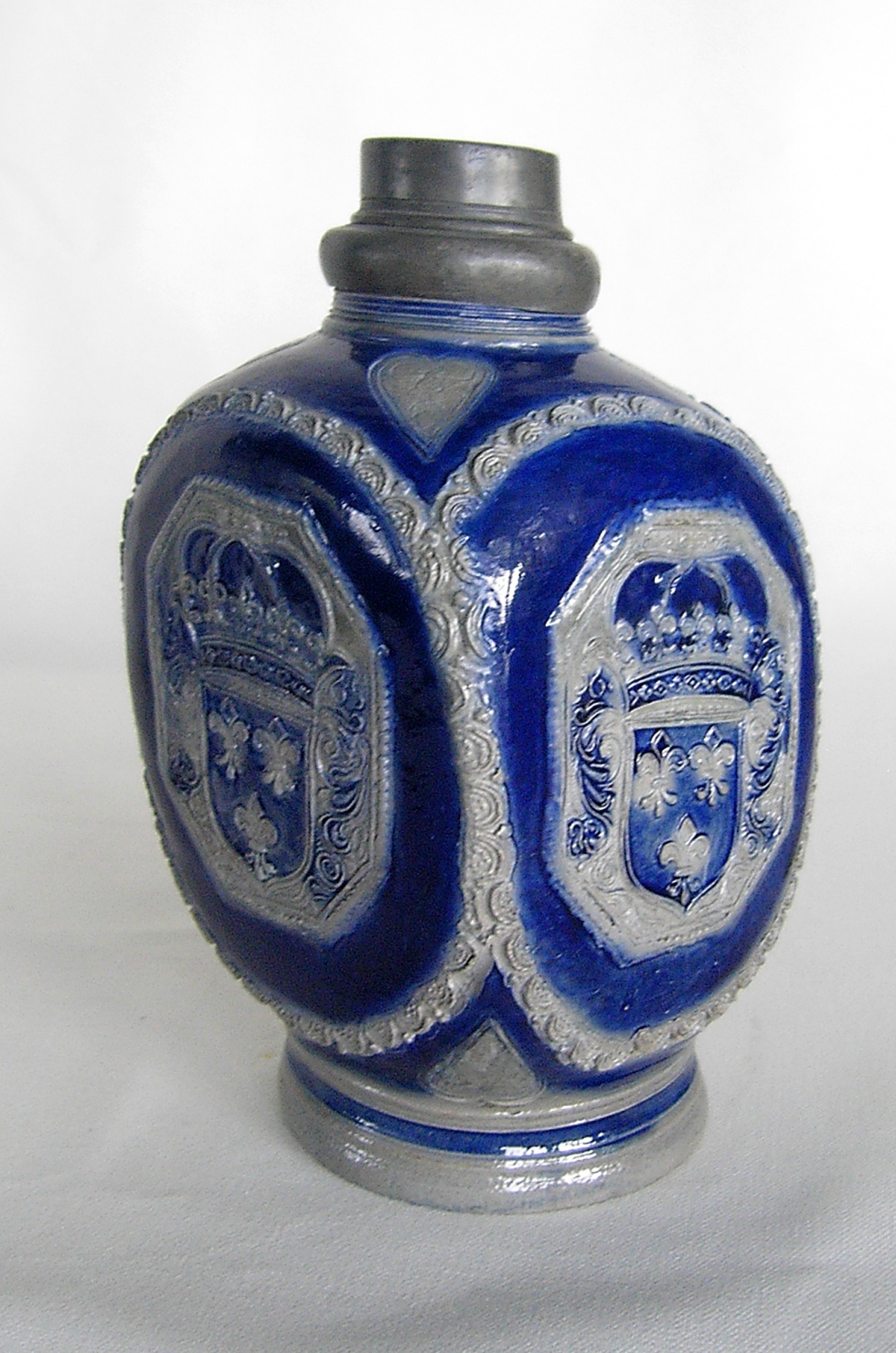 Schraubflasche - Schraubkruke - Vierkantflasche (Keramikmuseum Westerwald CC BY-NC-SA)