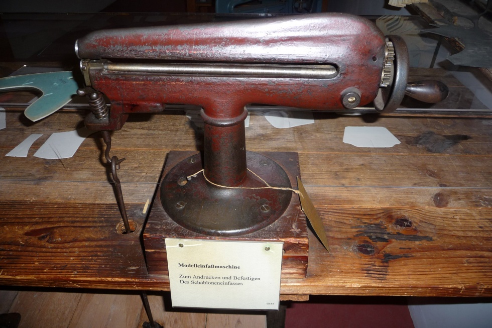 Schabloneneinfassmaschine (Deutsches Schuhmuseum Hauenstein CC BY-NC-SA)