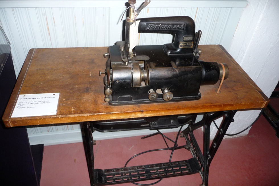 Schärfmaschine mit Glockenmesser zum Oberlederschärfen (Deutsches Schuhmuseum Hauenstein CC BY-NC-SA)